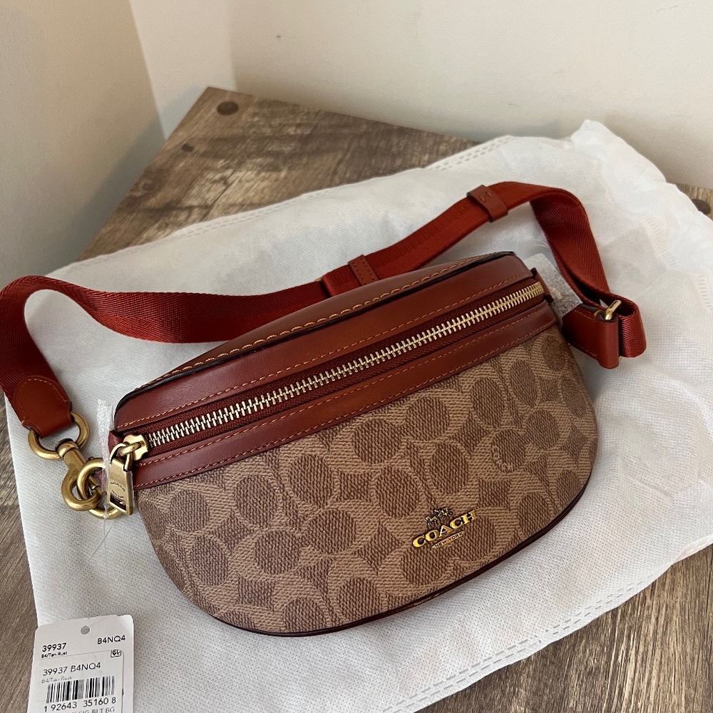 Coach belt bag in signature canvas